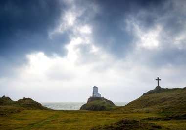 Ynys Llanddwyn 'in manzarası, Anglesey' in batı kıyısındaki gelgit adası, kuzeybatı Galler, İngiltere