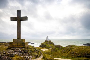 Ynys Llanddwyn 'in manzarası, Anglesey' in batı kıyısındaki gelgit adası, kuzeybatı Galler, İngiltere