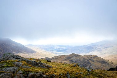 İngiltere 'deki SNowdonia Ulusal Galler Parkı' nda madencilerin yolu Snowdon manzarası