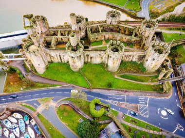 Conwy 'de bir kale, Galler' in kuzey kıyısındaki Conwy County Borough 'da duvarlarla çevrili bir kasaba ve topluluk.