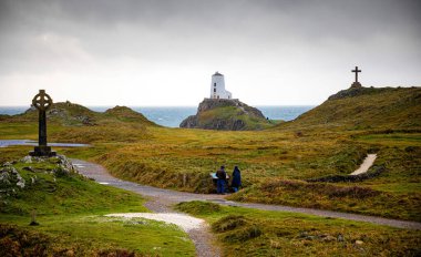 Ynys Llanddwyn 'in manzarası, Anglesey' in batı kıyısındaki gelgit adası, kuzeybatı Galler, İngiltere