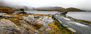 İngiltere 'deki SNowdonia Ulusal Galler Parkı' nda madencilerin yolu Snowdon manzarası