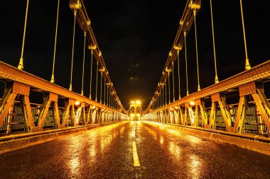 Menai Askı Köprüsü manzarası, Anglesey adasıyla Galler 'i birbirine bağlayan bir köprü.