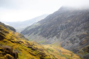 İngiltere 'deki SNowdonia Ulusal Galler Parkı' nda madencilerin yolu Snowdon manzarası