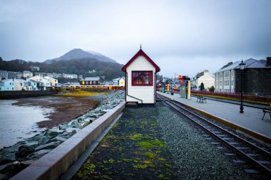 Gwynedd, İngiltere 'nin Eifionydd bölgesinde yer alan Galler' in sahil kenti Porthmadog 'un akşam manzarası.