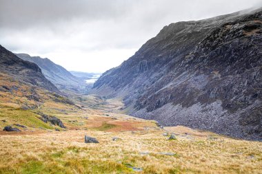İngiltere 'deki SNowdonia Ulusal Galler Parkı' nda madencilerin yolu Snowdon manzarası