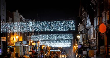 İngiltere 'nin kuzeybatısındaki Chester kenti, yerel kırmızı kumtaşından yapılmış geniş Roma duvarlarıyla tanınıyor.