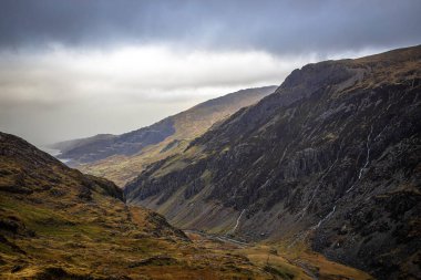 İngiltere 'deki SNowdonia Ulusal Galler Parkı' nda madencilerin yolu Snowdon manzarası