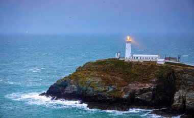 Güney Stack 'te bir deniz feneri, İngiltere' nin Galler 'deki Anglesey' in kuzeybatı kıyısında Kutsal Ada 'nın hemen dışında yer alan bir ada.