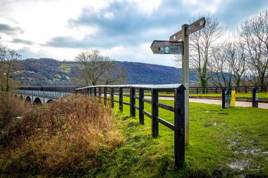 Pontcysyllte Aqueduct, İngiltere 'nin kuzeydoğu Galler' deki Llangollen Vadisi 'nde Dee Nehri' nin karşısında seyir edilebilir bir su kemeri.