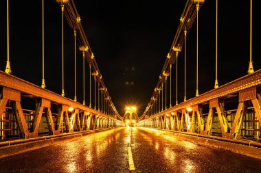 Menai Askı Köprüsü manzarası, Anglesey adasıyla Galler 'i birbirine bağlayan bir köprü.