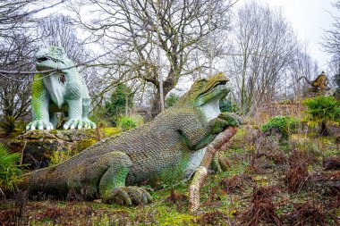 Crystal Palace Dinozorları, Bromley 'nin İngiltere' deki Crystal Palace Park kasabasında dinozor ve nesli tükenmiş diğer hayvan heykelleri serisi.
