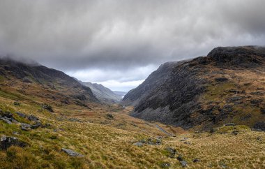 İngiltere 'deki SNowdonia Ulusal Galler Parkı' nda madencilerin yolu Snowdon manzarası