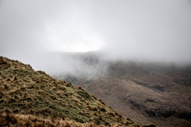 İngiltere 'deki SNowdonia Ulusal Galler Parkı' nda madencilerin yolu Snowdon manzarası