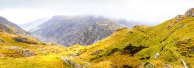 İngiltere 'deki SNowdonia Ulusal Galler Parkı' nda madencilerin yolu Snowdon manzarası