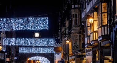 İngiltere 'nin kuzeybatısındaki Chester kenti, yerel kırmızı kumtaşından yapılmış geniş Roma duvarlarıyla tanınıyor.
