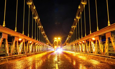 Menai Askı Köprüsü manzarası, Anglesey adasıyla Galler 'i birbirine bağlayan bir köprü.