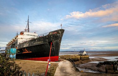 Eski terk edilmiş buharlı gemi Mostyn 'de, Flintshire, Galler' de bir köy ve topluluk.