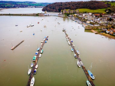 Conwy 'de bir kale, Galler' in kuzey kıyısındaki Conwy County Borough 'da duvarlarla çevrili bir kasaba ve topluluk.