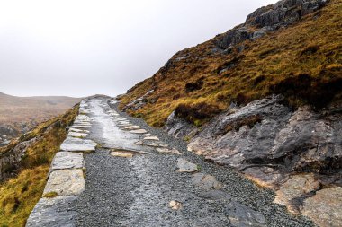 İngiltere 'deki SNowdonia Ulusal Galler Parkı' nda madencilerin yolu Snowdon manzarası