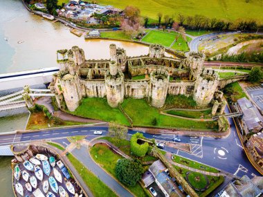 Conwy 'de bir kale, Galler' in kuzey kıyısındaki Conwy County Borough 'da duvarlarla çevrili bir kasaba ve topluluk.