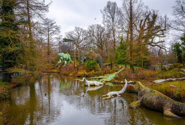 Crystal Palace Dinozorları, Bromley 'nin İngiltere' deki Crystal Palace Park kasabasında dinozor ve nesli tükenmiş diğer hayvan heykelleri serisi.