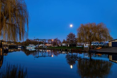 İngiltere 'nin Cambridgeshire kentindeki Ely Katedrali' nin günbatımı manzarası.