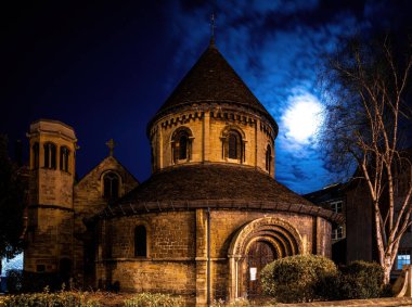Cambridge 'in gece manzarası, İngiltere' nin doğusundaki River Cam 'de Cambridge Üniversitesi' ne ev sahipliği yapan bir şehir.