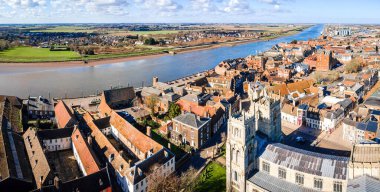 Norfolk, İngiltere 'de bir liman ve pazar kasabası olan King' s Lynn 'in hava manzarası.