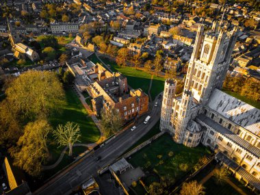 İngiltere 'nin Cambridgeshire şehrinde yer alan Ely katedralinin hava manzarası.