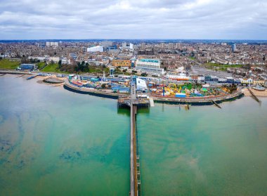 Southend Pier 'in havadan görünüşü, Southend-on-Sea' nin önemli bir simgesi ve dünyanın en uzun zevk rıhtımı.