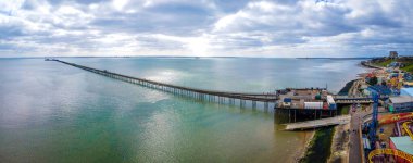 Southend Pier 'in havadan görünüşü, Southend-on-Sea' nin önemli bir simgesi ve dünyanın en uzun zevk rıhtımı.