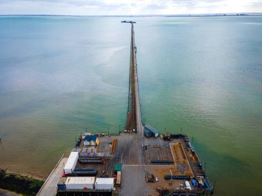 Southend Pier 'in havadan görünüşü, Southend-on-Sea' nin önemli bir simgesi ve dünyanın en uzun zevk rıhtımı.