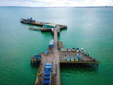 Southend Pier 'in havadan görünüşü, Southend-on-Sea' nin önemli bir simgesi ve dünyanın en uzun zevk rıhtımı.