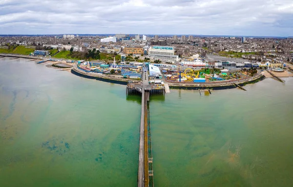 Southend Pier 'in havadan görünüşü, Southend-on-Sea' nin önemli bir simgesi ve dünyanın en uzun zevk rıhtımı.