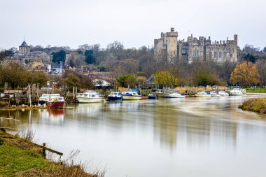 Arundel Kalesi 'nin manzarası, Arundel, West Sussex, İngiltere, İngiltere' de restore edilmiş ve yenilenmiş bir ortaçağ kalesi.