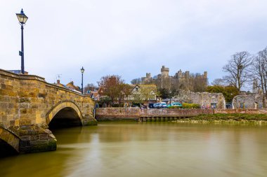 Arundel Kalesi 'nin manzarası, Arundel, West Sussex, İngiltere, İngiltere' de restore edilmiş ve yenilenmiş bir ortaçağ kalesi.
