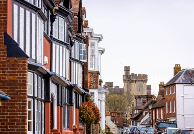 Arundel Kalesi 'nin manzarası, Arundel, West Sussex, İngiltere, İngiltere' de restore edilmiş ve yenilenmiş bir ortaçağ kalesi.