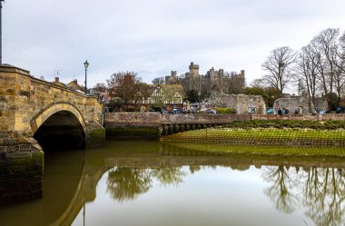 Arundel Kalesi 'nin manzarası, Arundel, West Sussex, İngiltere, İngiltere' de restore edilmiş ve yenilenmiş bir ortaçağ kalesi.
