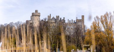 Arundel Kalesi 'nin manzarası, Arundel, West Sussex, İngiltere, İngiltere' de restore edilmiş ve yenilenmiş bir ortaçağ kalesi.