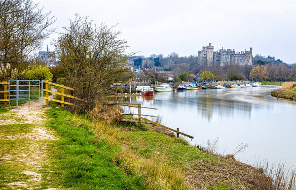 Вид на замок Арундел, отреставрированный и переделанный средневековый замок в Арунделе, Уэст-Сассекс, Англия, Великобритания