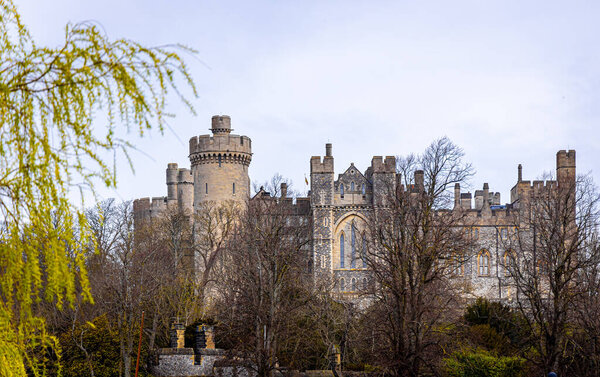 Вид на замок Арундел, отреставрированный и переделанный средневековый замок в Арунделе, Уэст-Сассекс, Англия, Великобритания