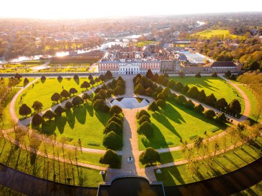Hampton Court Palace 'ın havadan görünüşü, İngiltere' nin Thames kentindeki Richmond kasabasında bir kraliyet sarayı.