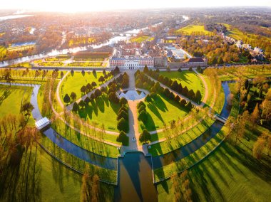 Hampton Court Palace 'ın havadan görünüşü, İngiltere' nin Thames kentindeki Richmond kasabasında bir kraliyet sarayı.