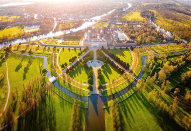 Hampton Court Palace 'ın havadan görünüşü, İngiltere' nin Thames kentindeki Richmond kasabasında bir kraliyet sarayı.