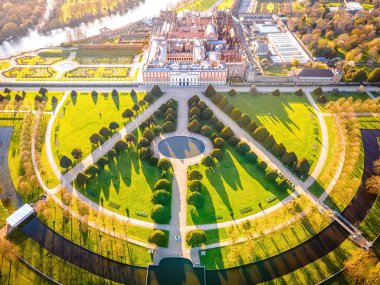 Hampton Court Palace 'ın havadan görünüşü, İngiltere' nin Thames kentindeki Richmond kasabasında bir kraliyet sarayı.