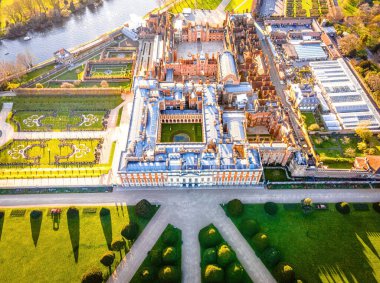 Hampton Court Palace 'ın havadan görünüşü, İngiltere' nin Thames kentindeki Richmond kasabasında bir kraliyet sarayı.
