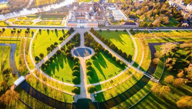 Hampton Court Palace 'ın havadan görünüşü, İngiltere' nin Thames kentindeki Richmond kasabasında bir kraliyet sarayı.