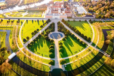 Hampton Court Palace 'ın havadan görünüşü, İngiltere' nin Thames kentindeki Richmond kasabasında bir kraliyet sarayı.