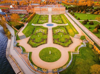 Hampton Court Palace 'ın havadan görünüşü, İngiltere' nin Thames kentindeki Richmond kasabasında bir kraliyet sarayı.